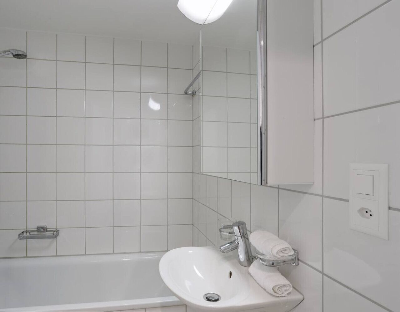 Haartrockner, Handtücher, Toilettenpapier