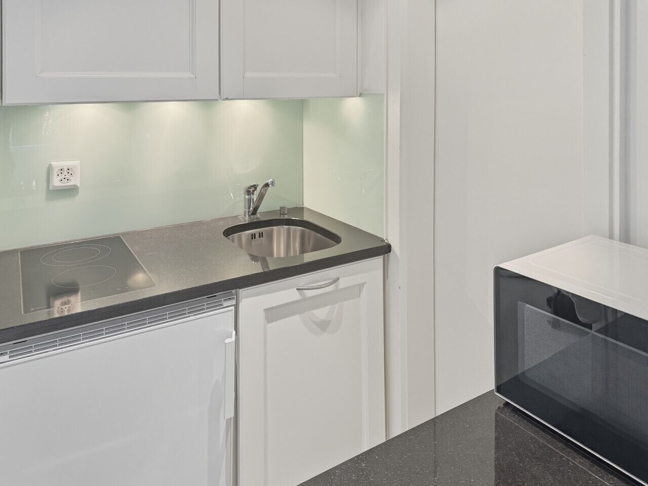 Microwave, stovetop, dishwasher, coffee/tea maker