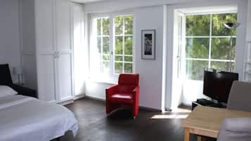 1 bedroom, desk, iron/ironing board, WiFi