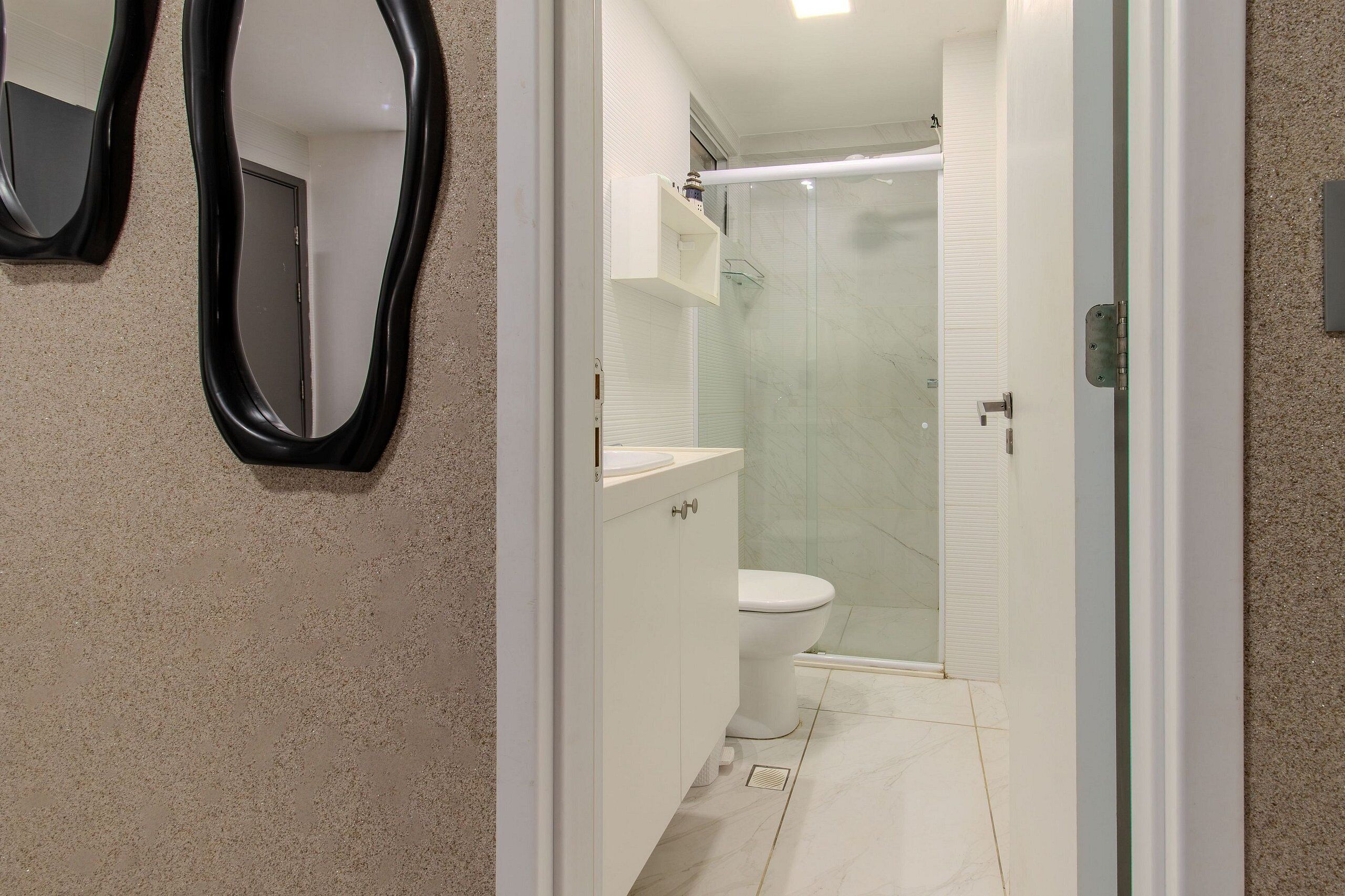 Une salle de bain avec des toilettes, une douche et un lavabo.