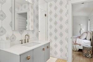 Douche, serviettes fournies, savon, papier toilette