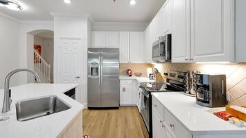 冰箱、微波炉、烤箱、炉灶