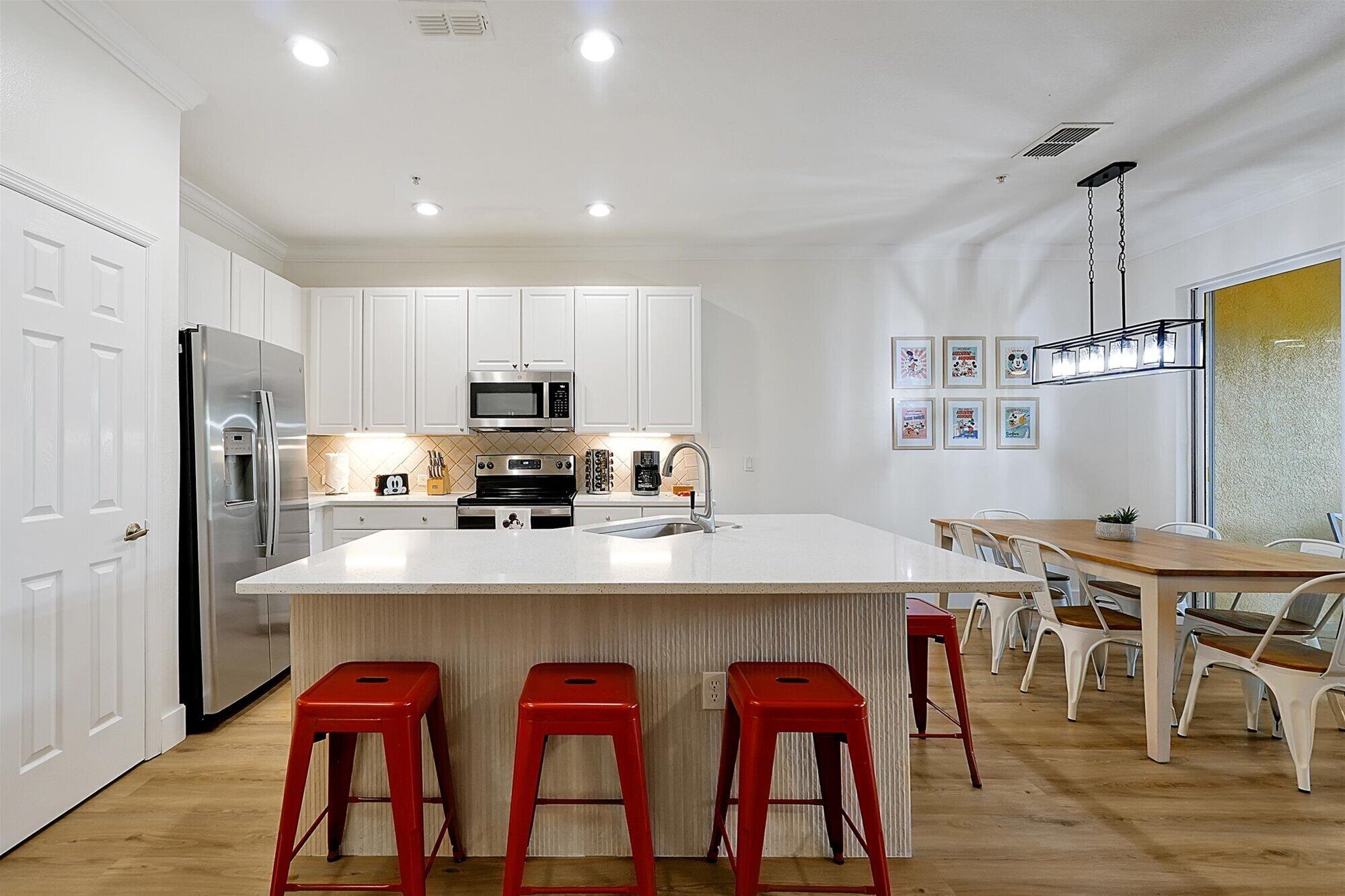 Kylskåp, mikrovågsugn, ugn och spishäll