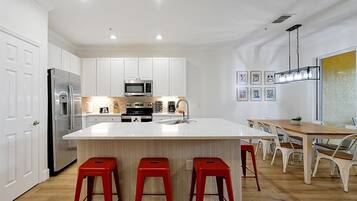 KylskÄp, mikrovÄgsugn, ugn och spishÀll