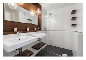 Sèche-cheveux, serviettes fournies, savon, papier toilette