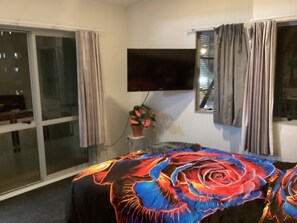 3 bedrooms, iron/ironing board, free WiFi, bed sheets - 6a Scotia Place (Auckland)