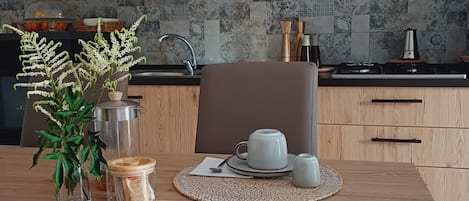 Appartement Confort, vue sur le jardin | Rideaux dâobscurcissement, fer et planche Ă repasser