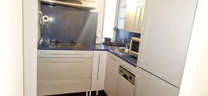 �電子レンジ、コンロ、調理器具と食器