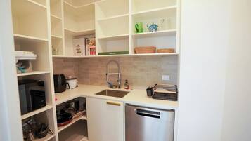 KylskÄp, mikrovÄgsugn, ugn och spishÀll