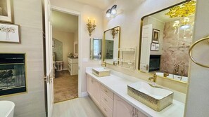 Hårføner, håndklær, såpe og toalettpapir