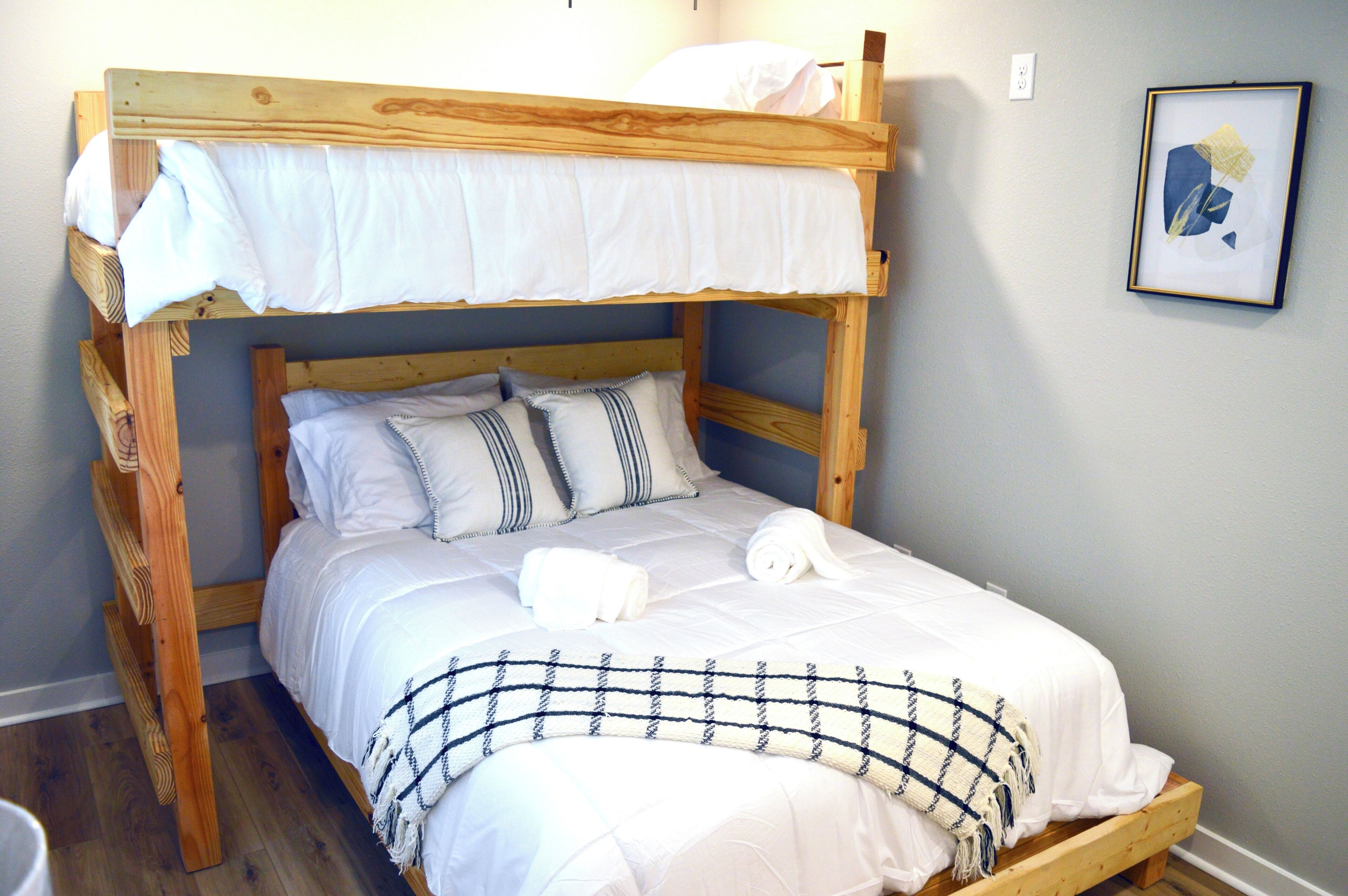 3 habitaciones, tabla de planchar con plancha, wifi y ropa de cama 