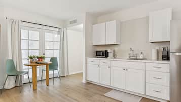 Refrigerador, microondas, cafetera y tetera y tostadora