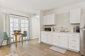 Kühlschrank, Mikrowelle, Wasserkocher mit Kaffee-/Teezubehör, Toaster