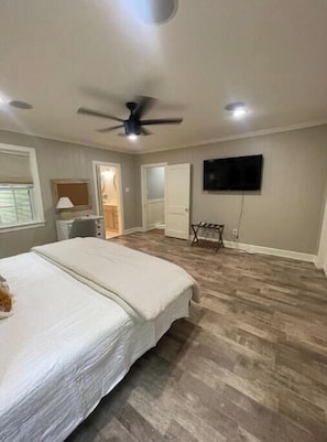 3 habitaciones, tabla de planchar con plancha, internet y ropa de cama