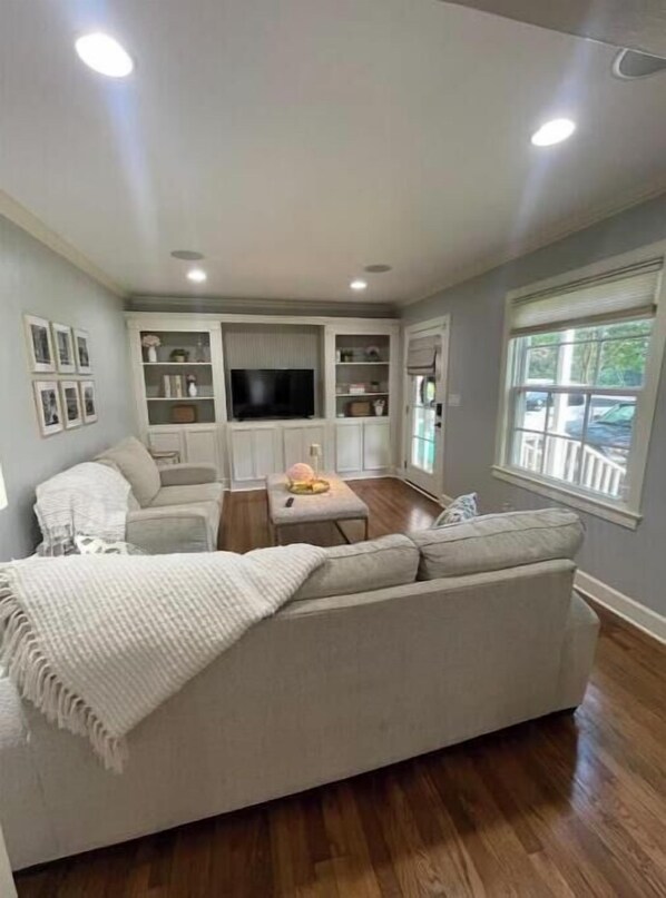 Smart TV, books - Entire Home in the Heart of Tuscaloosa, AL (Tuscaloosa)