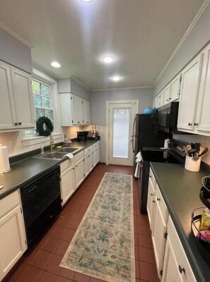 Fridge, microwave, oven, stovetop - Entire Home in the Heart of Tuscaloosa, AL (Tuscaloosa)