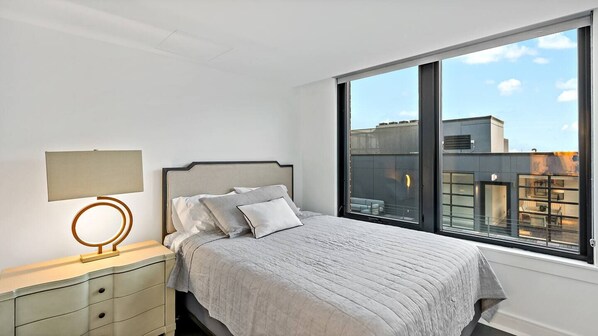 2 عدّة غرف نوم ومكواة/لوح كي وواي فاي وملاءات أسرّة