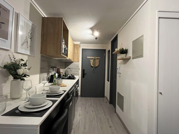 Classic Apartment, City View | Private kitchen