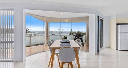 Sunrise on the Bay. Panoramic views, walk to beach.