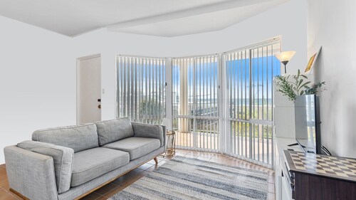 Sunrise on the Bay. Panoramic views, walk to beach.