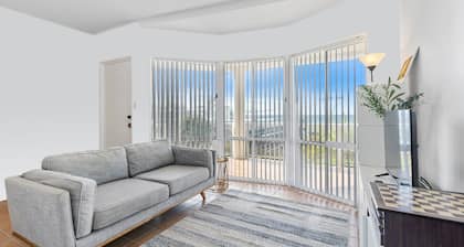 Sunrise on the Bay. Panoramic views, walk to beach.