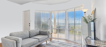 Sunrise on the Bay. Panoramic views, walk to beach.