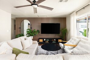 Televisión y chimenea 