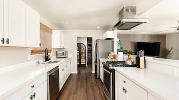 Mikrobølgeovn, ovn, kokeplater og oppvaskmaskin