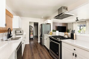 Microwave, oven, stovetop, dishwasher - Casa Tropical • 11 Beds • Huge Pool • Near ASU (Mesa)