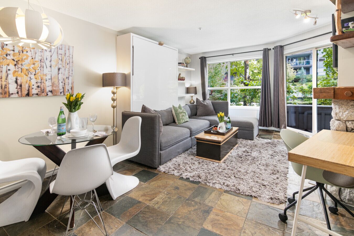 Televisio, takka, tietokoneen näyttö