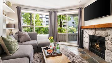 Televisio, takka, tietokoneen näyttö