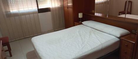 3 bedrooms, iron/ironing board, Internet, bed sheets