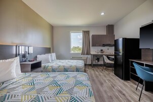 Tabla de planchar con plancha y ropa de cama