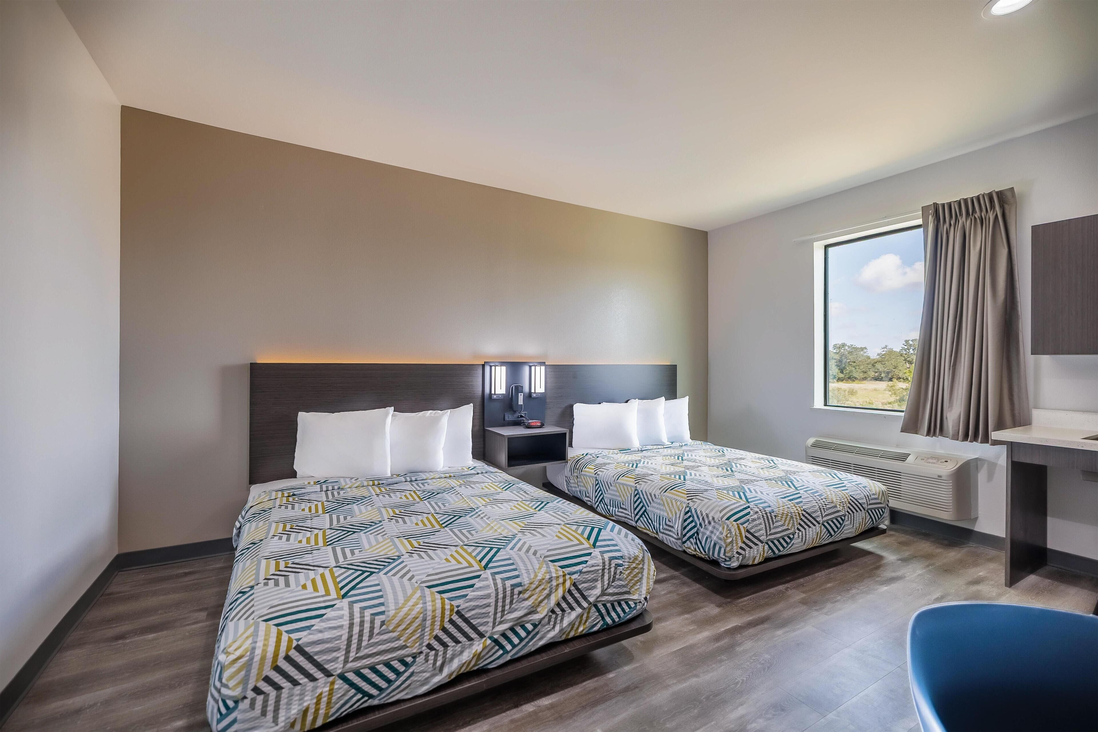 Iron/ironing board, bed sheets