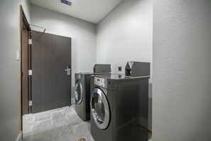 Rom – standard, 1 kingsize-seng, ikke-røyk, tekjøkken | Klesvask