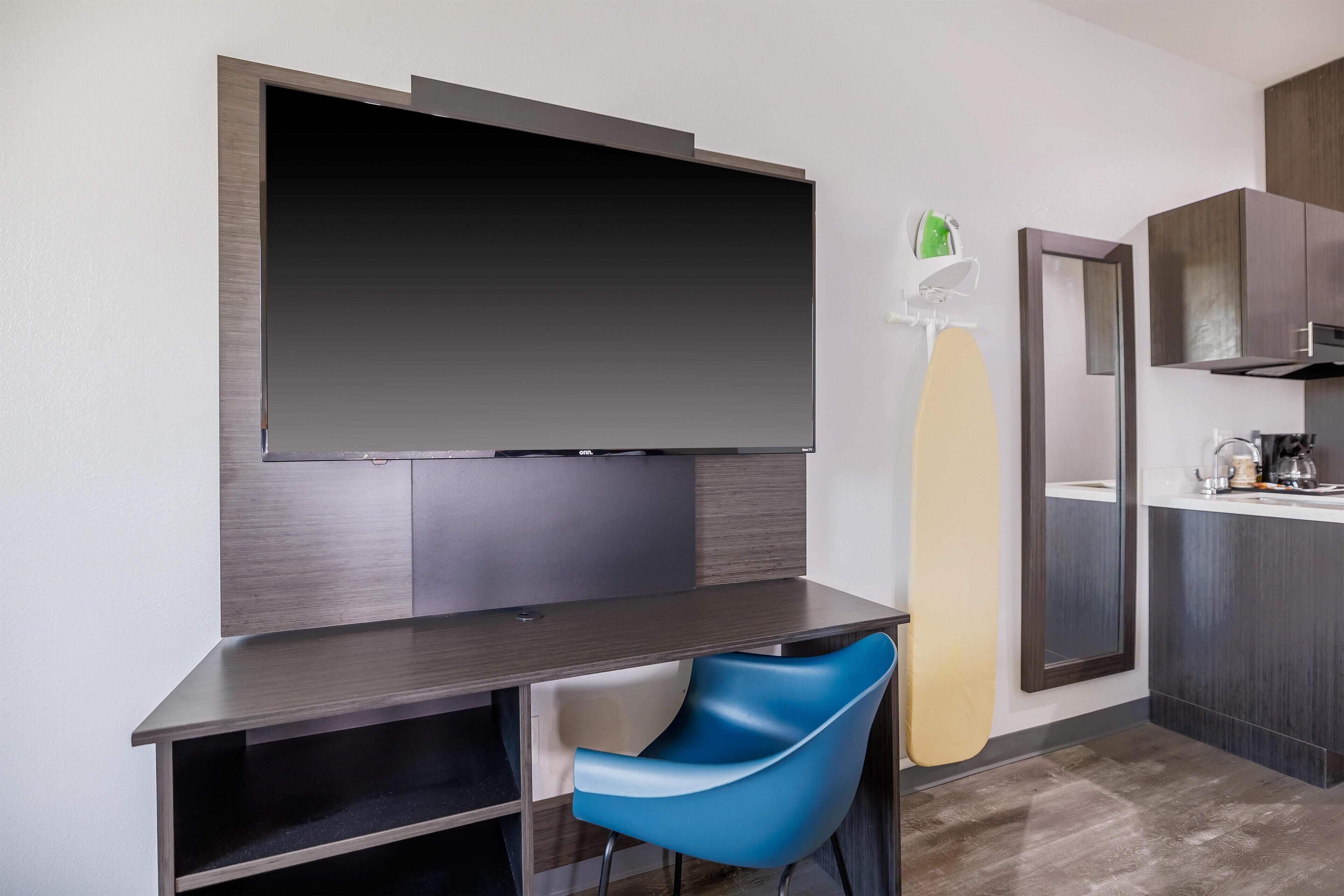 Iron/ironing board, bed sheets