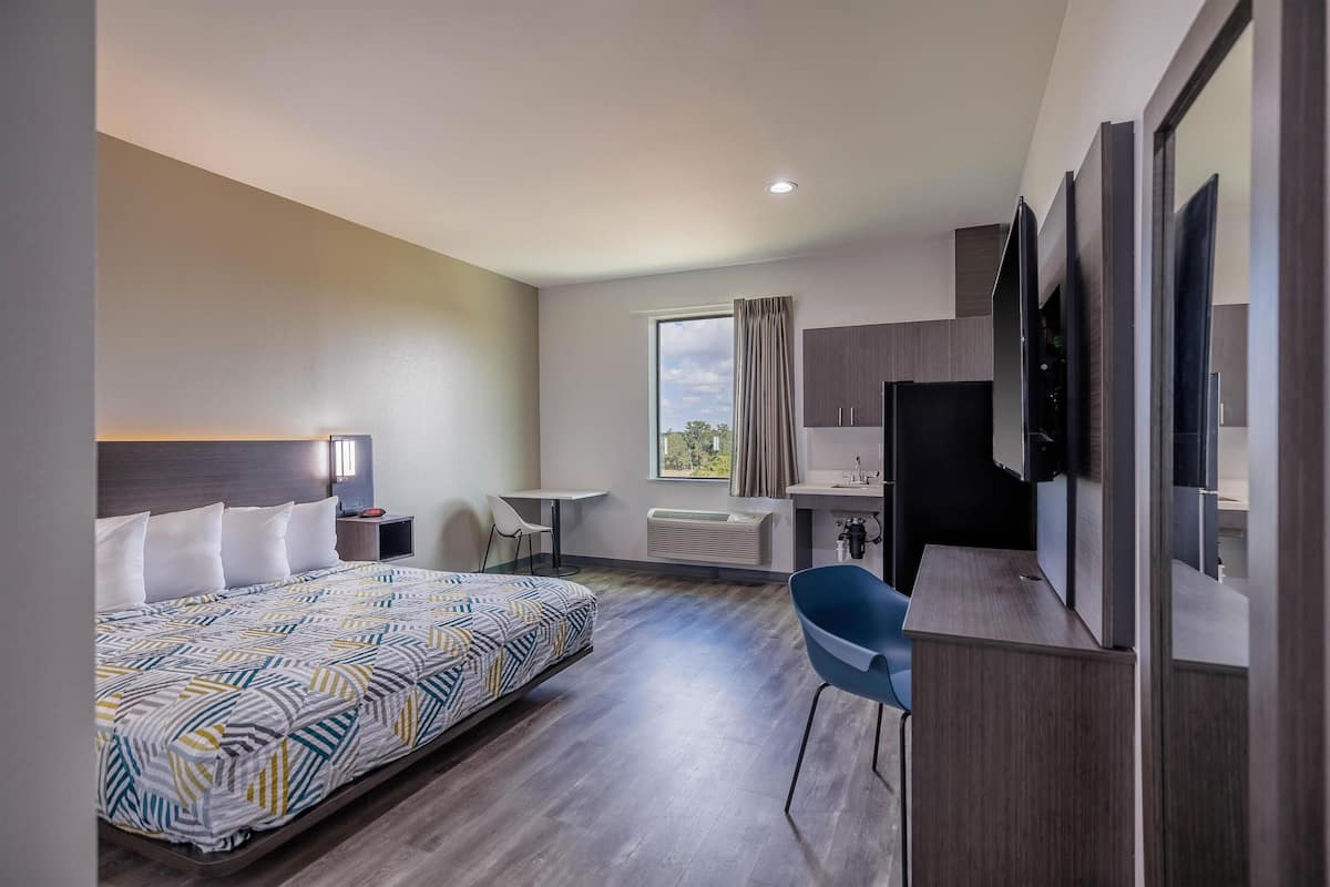 Iron/ironing board, bed sheets