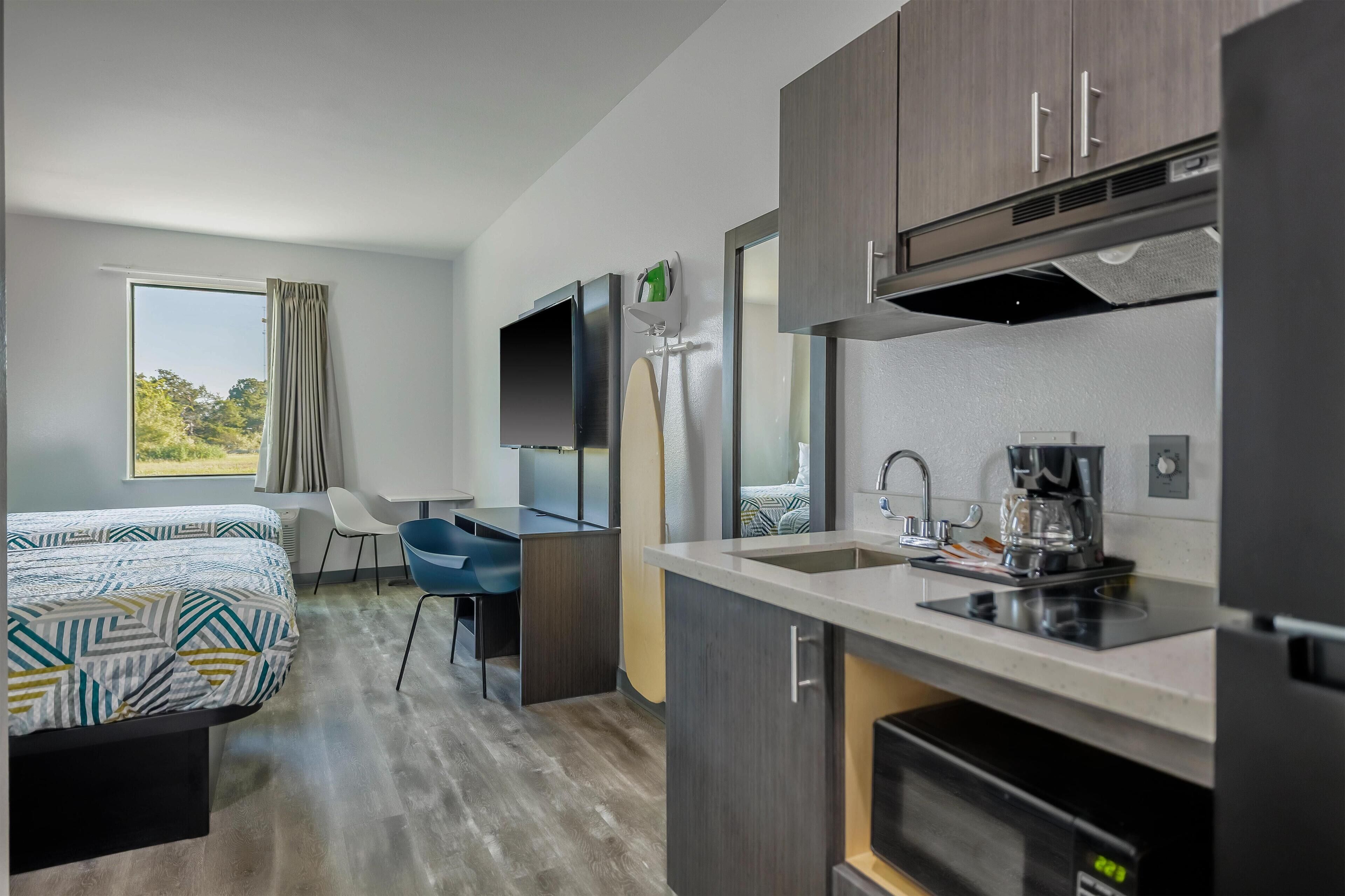 Iron/ironing board, bed sheets