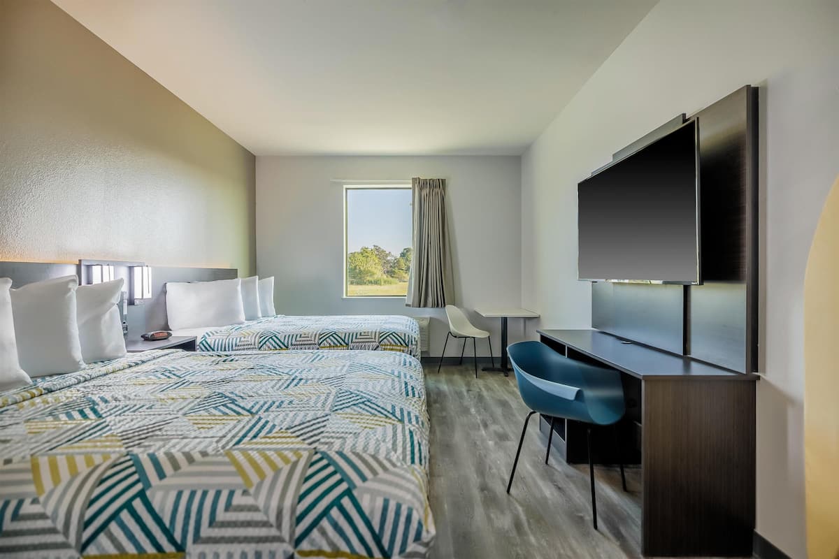 Iron/ironing board, bed sheets