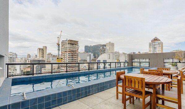 Una piscina al aire libre