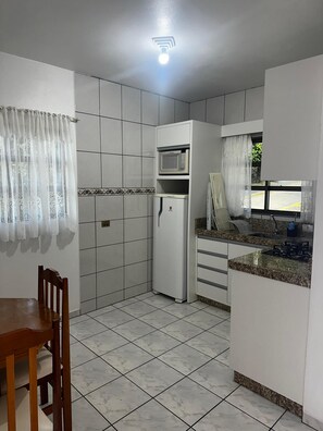 Réfrigérateur, micro-ondes, plaque de cuisson, blender