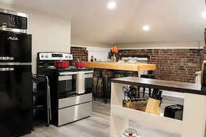 Micro-ondes, plaque de cuisson, lave-vaisselle, cafetière/bouilloire