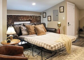 7 bedrooms, iron/ironing board, WiFi, bed sheets