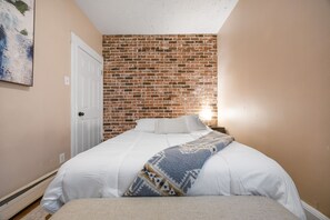 2 bedrooms, iron/ironing board, WiFi, bed sheets - Spacious 2BR Near Statue of Liberty & Manhattan — Free Parking (Jersey City)