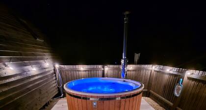 Cosy Rural Cabin with Wood Fired Hot Tub