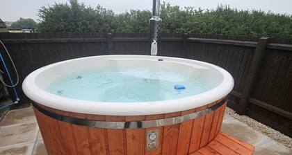 Cosy Rural Cabin with Wood Fired Hot Tub