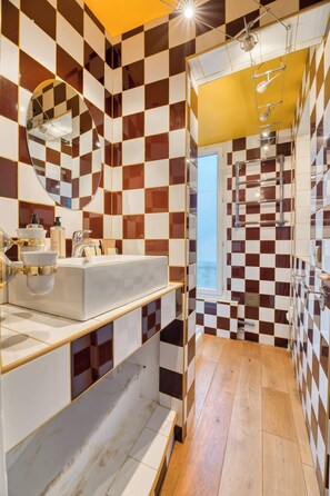 Douche, serviettes fournies