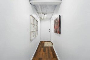 Interior - Modern Studio W/Parking/Long-Term Ready (Cincinnati)