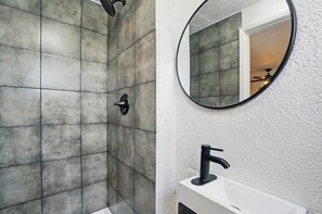 Dusche, Haartrockner, Handtücher, Toilettenpapier