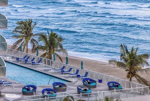 Una piscina al aire libre, una piscina climatizada